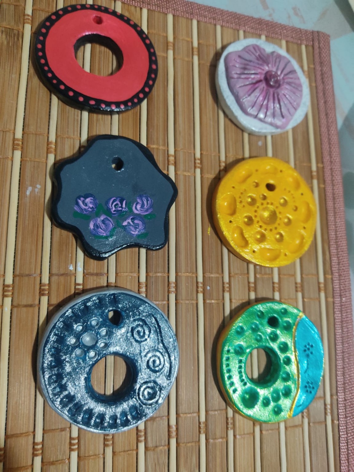 Colección de dijes de cerámica con distintas formas y colores