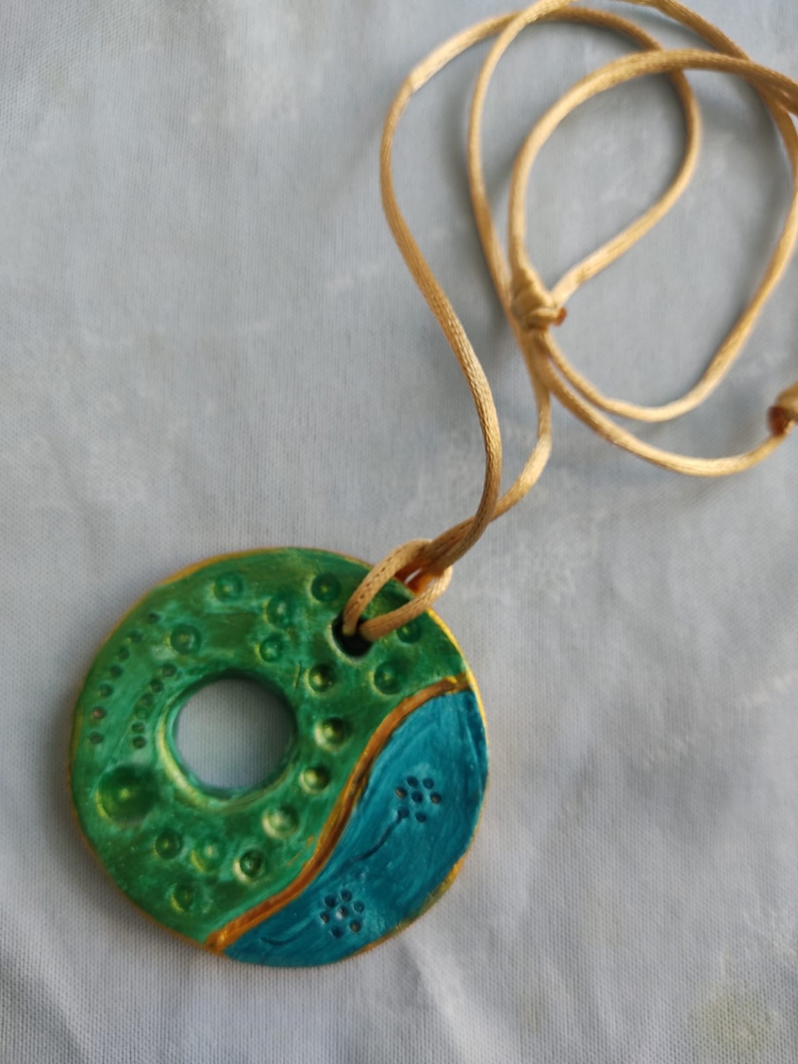 Collar de cerámica circular en tonos verde y azul