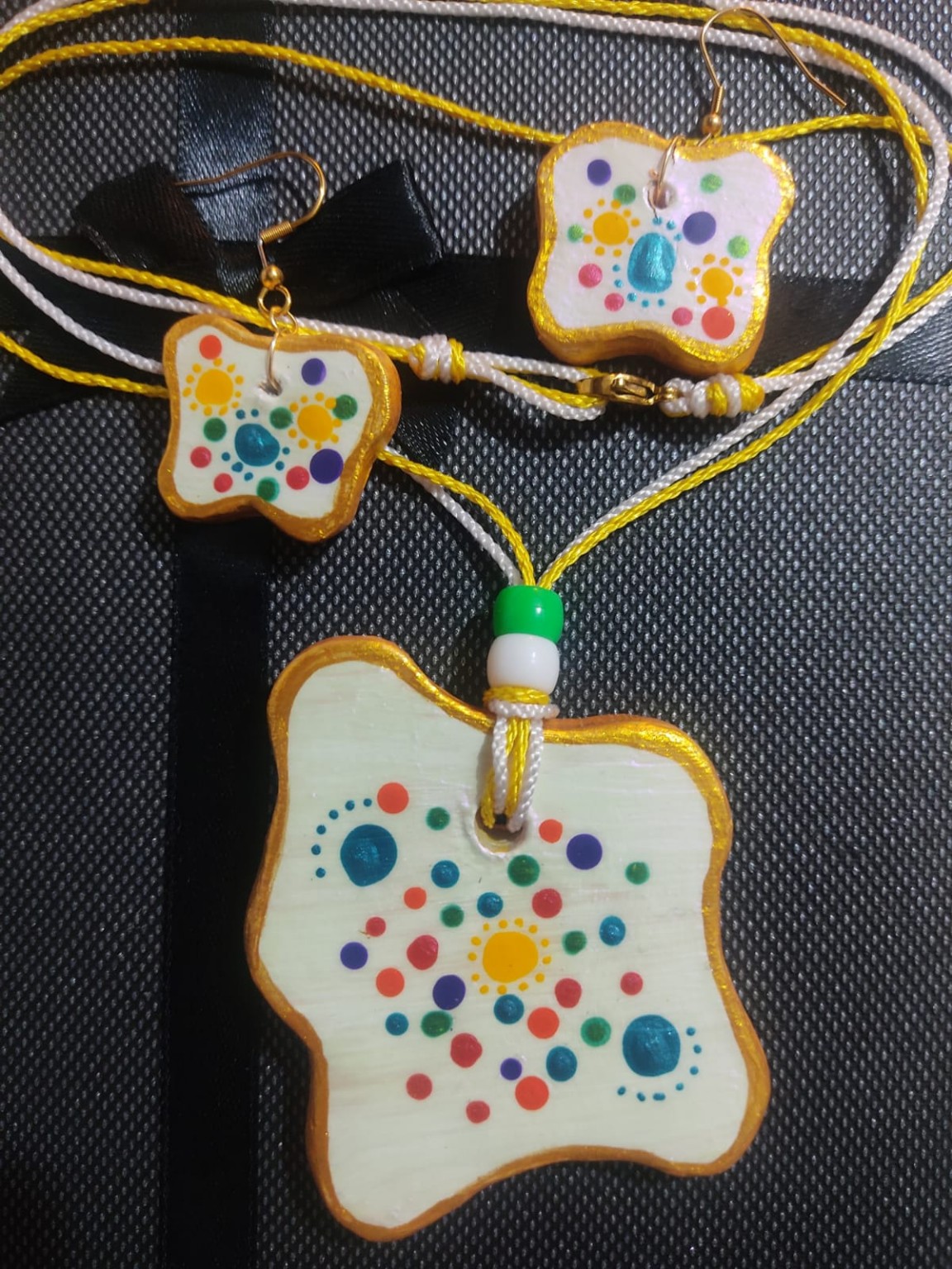 Conjunto de collar y aretes de cerámica con detalles amarillos y de colores