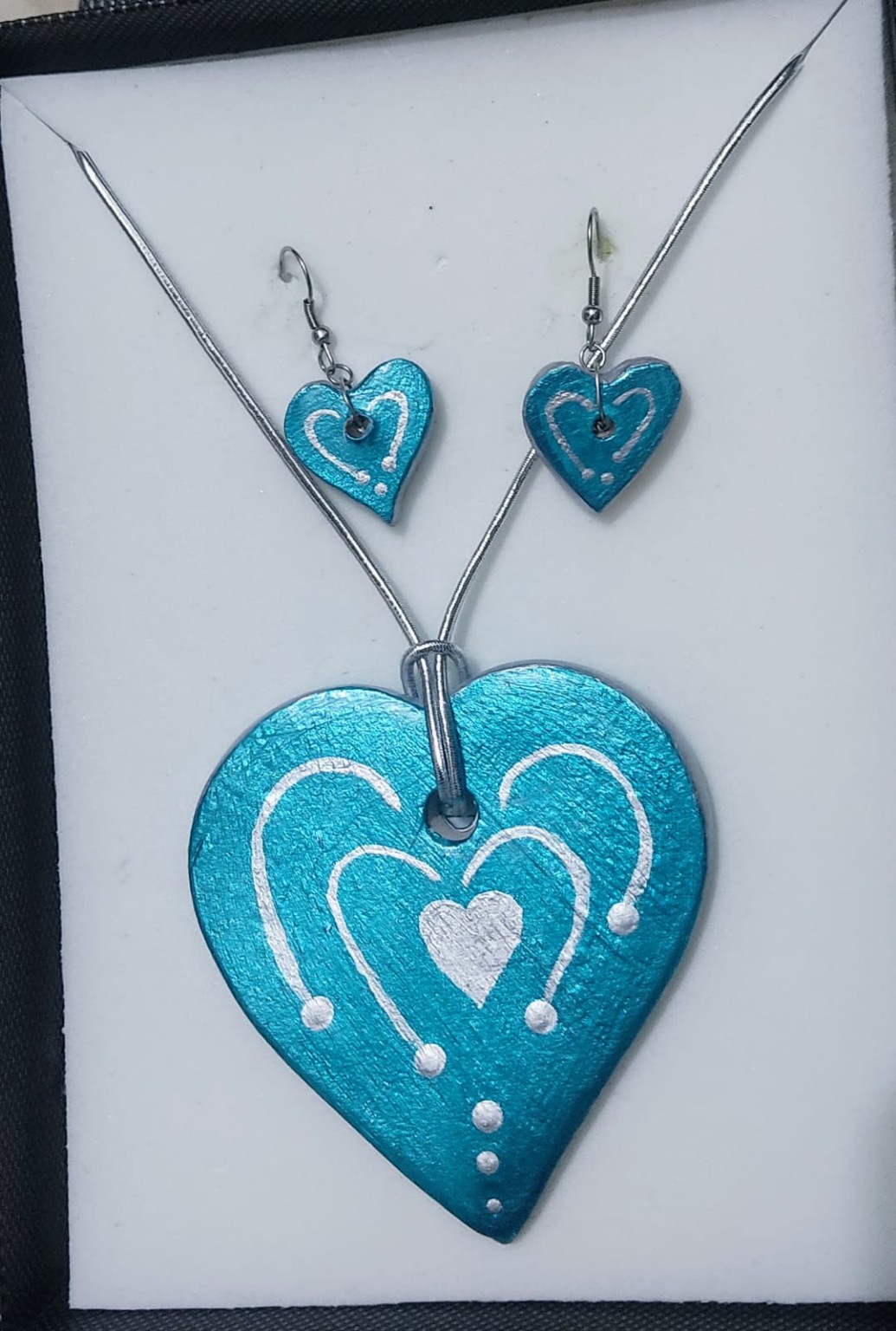 Conjunto de collar y aretes de cerámica azul en forma de corazón