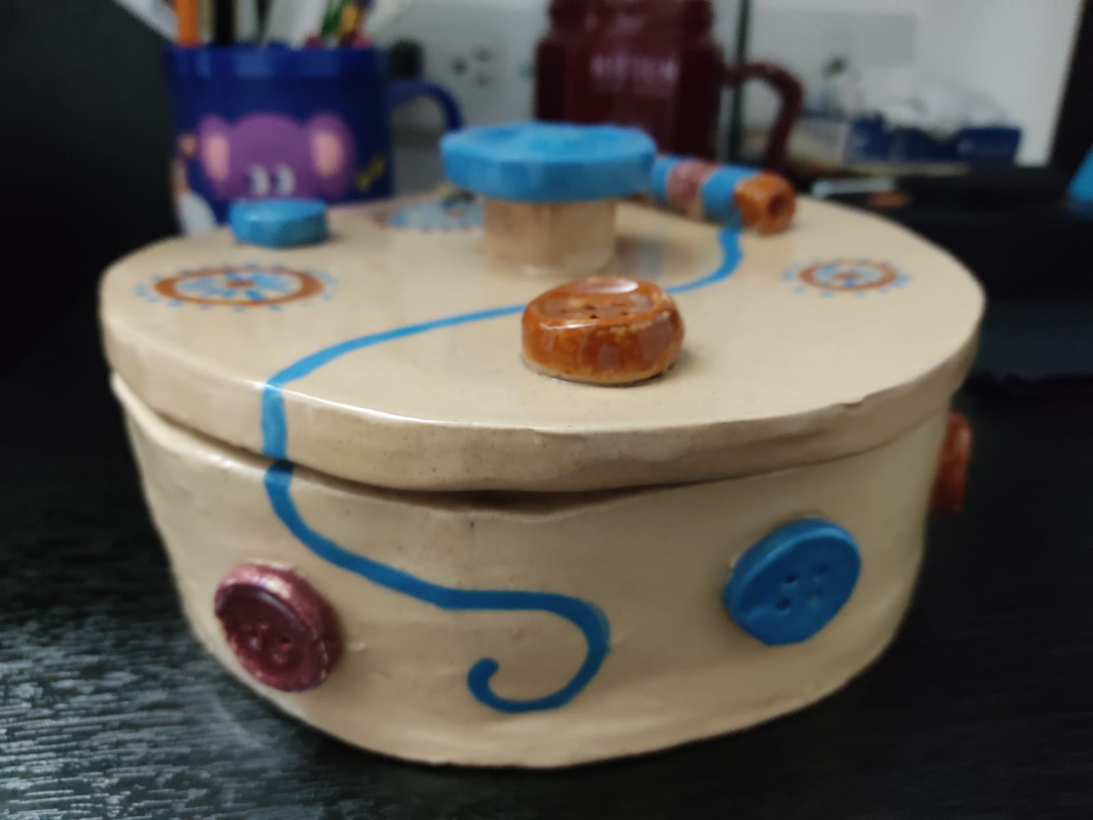 Costurero terminado visto desde otro ángulo