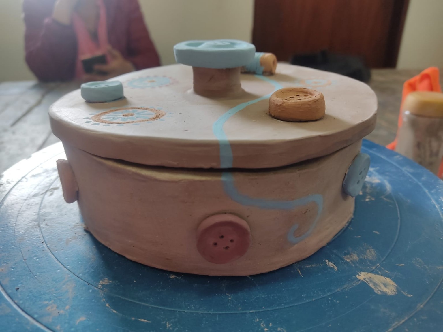 Costurero durante el proceso de pintura, visto de lado