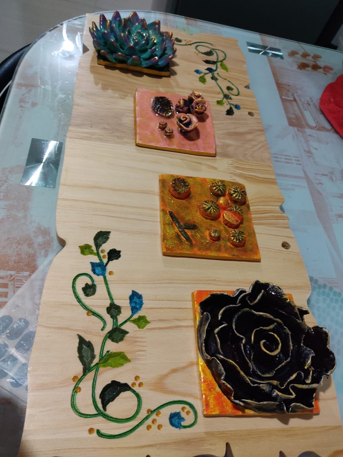 Detalle de las flores y piezas de cerámica del cuadro