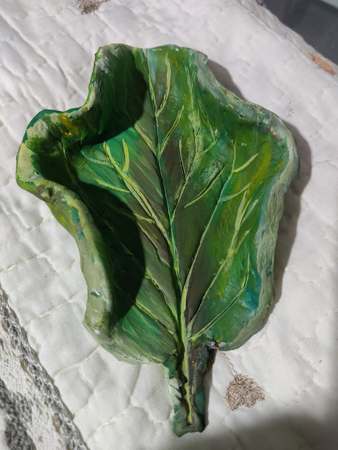 Hoja de cerámica terminada en distintos tonos verdes