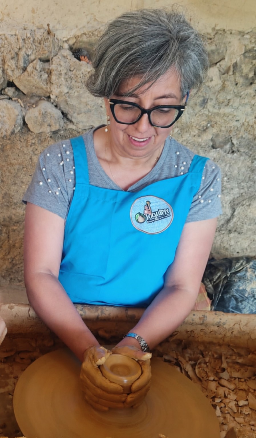Jasmín trabajando una pieza de cerámica en el torno