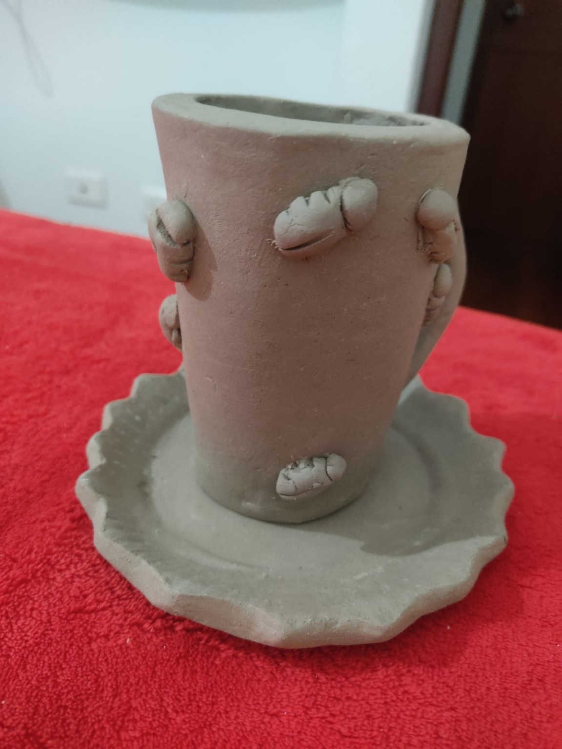 Pocillo en arcilla con las figuras antes de ser pintadas