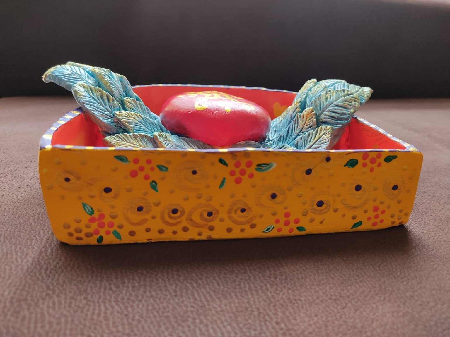 Milagrito con el corazón rojo y las alas aún blancas