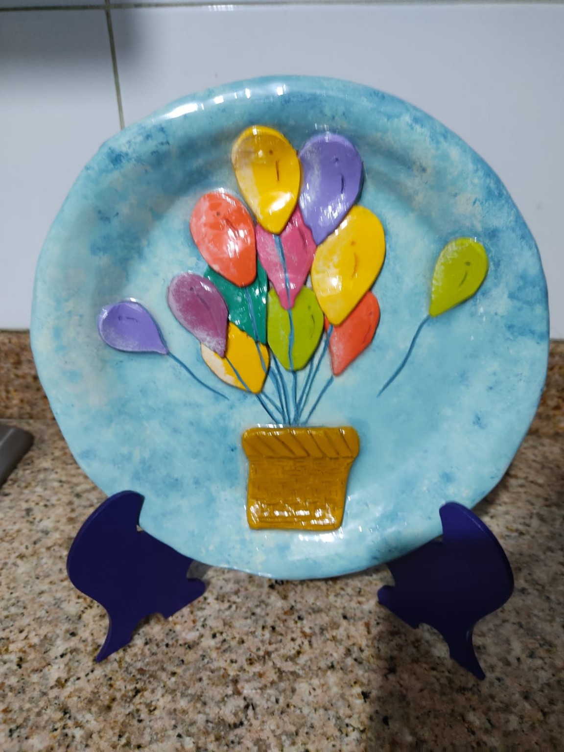 Platillo volador terminado y dispuesto sobre un soporte