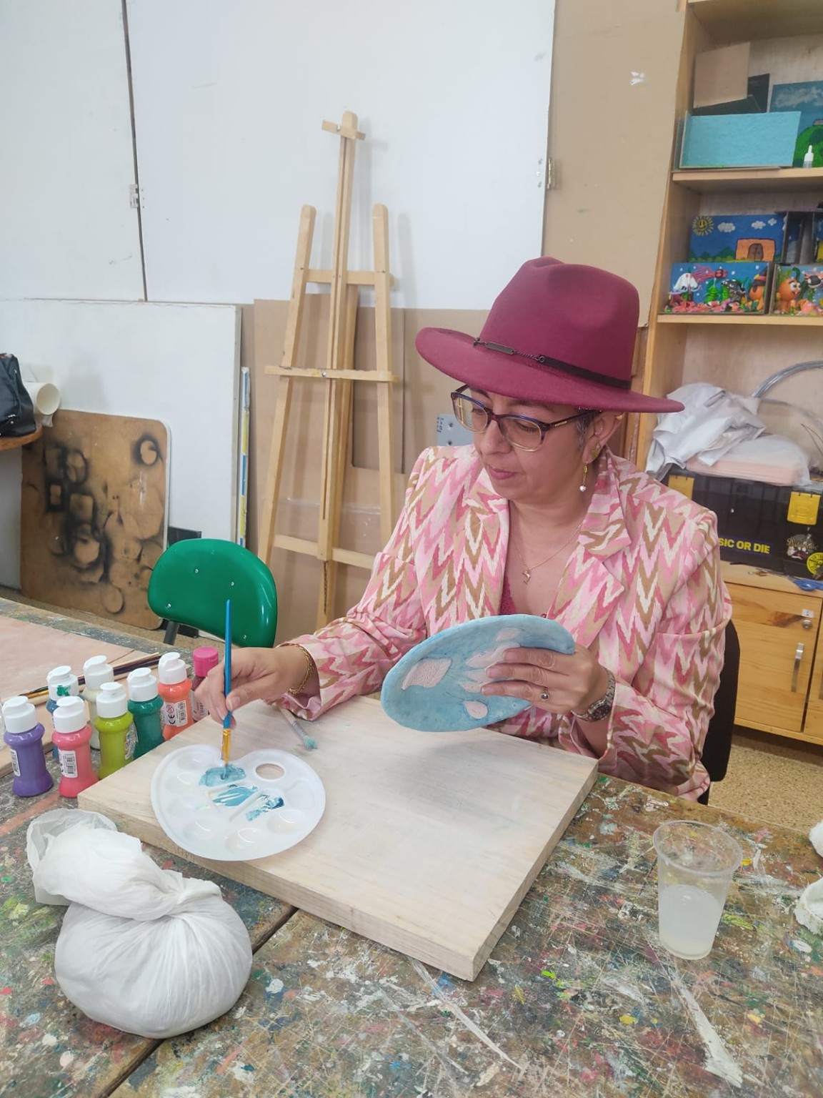 Jasmín pintando el plato en el taller de cerámica