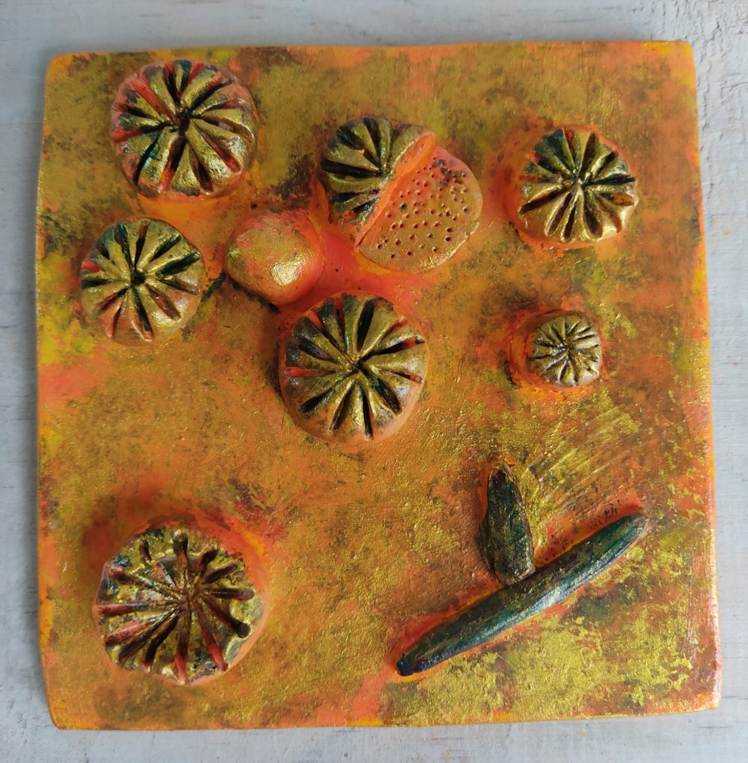 Relieve naranja terminado con flores y herramientas