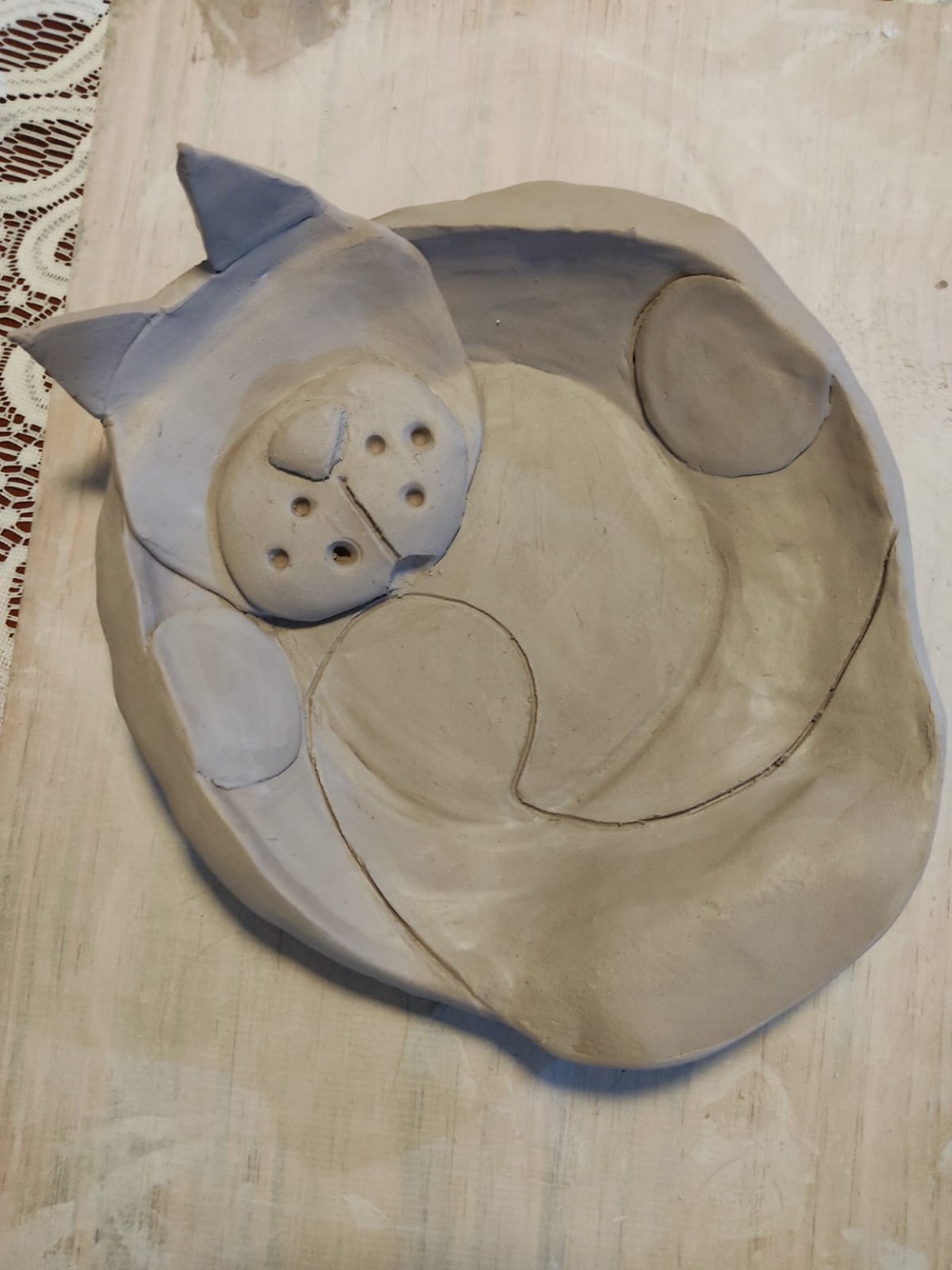 Plato de Romeo modelado en arcilla antes de pintar