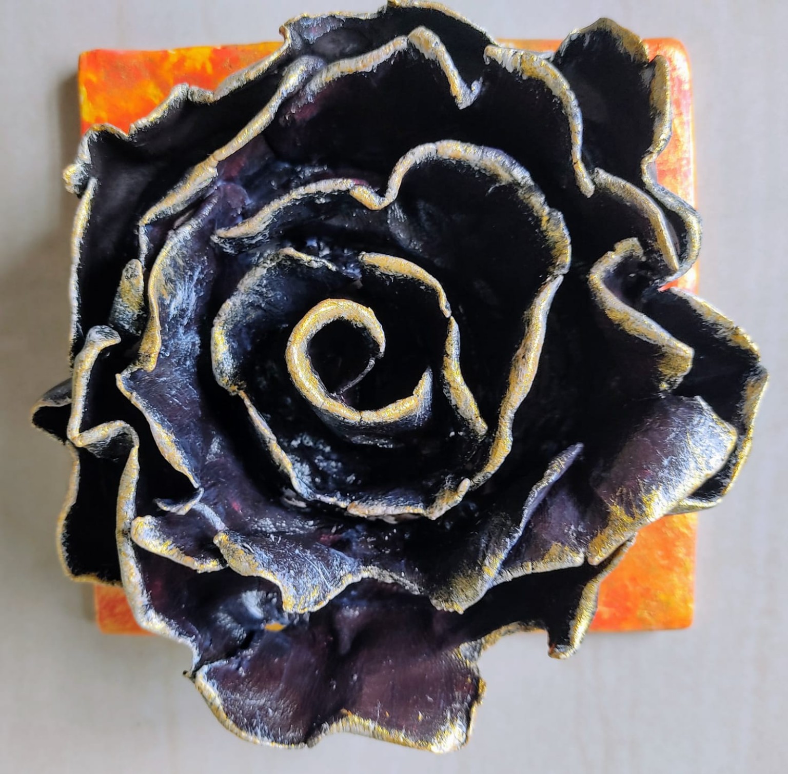 Rosa terminada en negro con detalles dorados