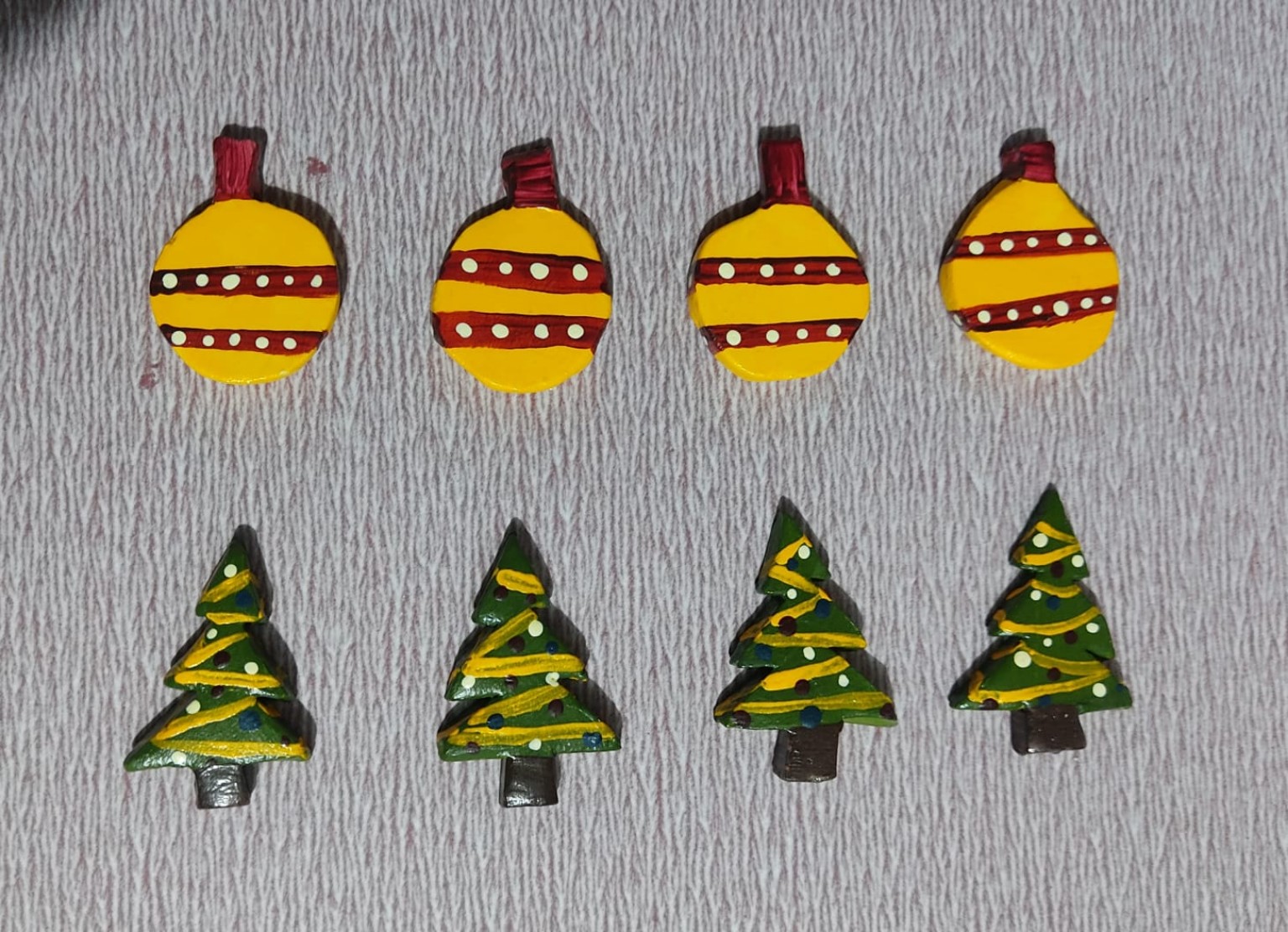 Fichas navideñas pintadas antes de ubicarlas en el tablero