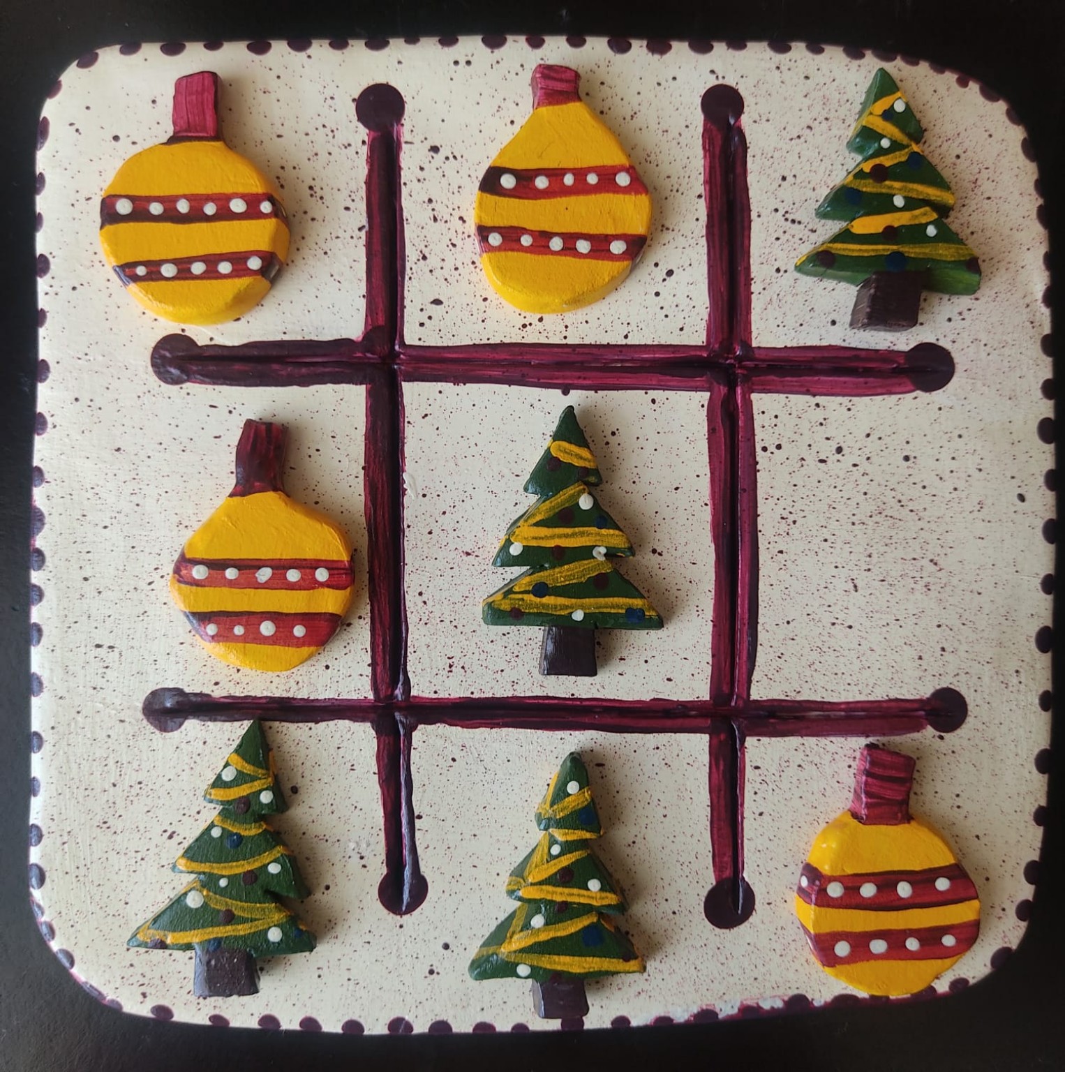 Triqui navideño terminado con fichas de árboles y bolas de Navidad