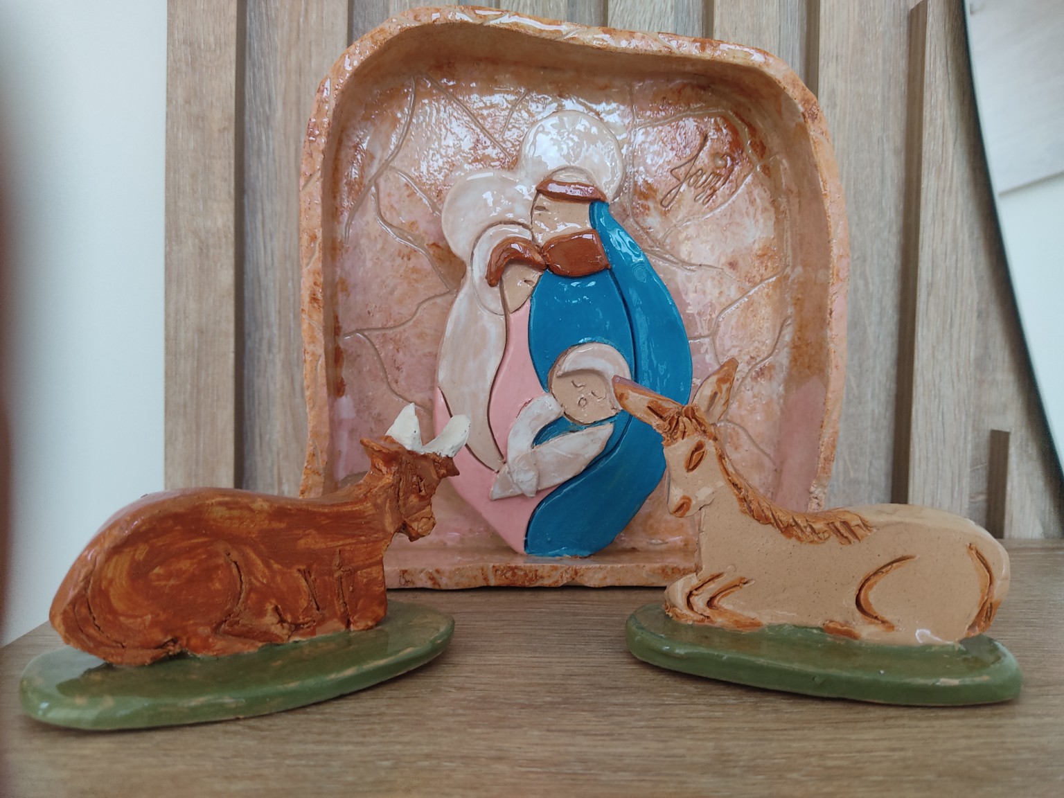 Pesebre terminado con la Sagrada Familia, el buey y el burrito.