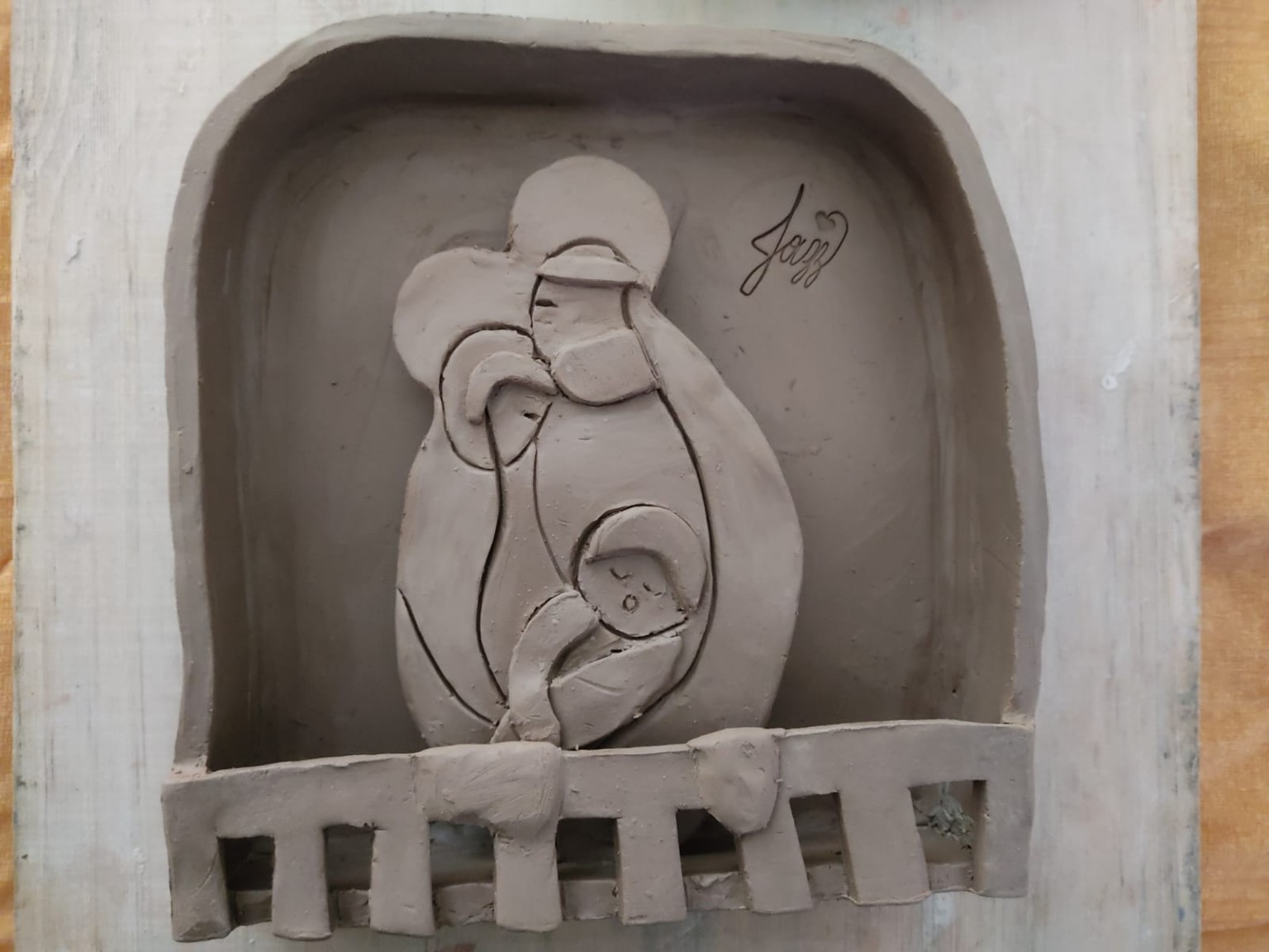Modelado inicial de la Sagrada Familia dentro de la cueva del pesebre.