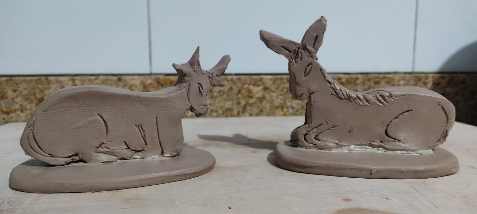 Modelado del buey y el burrito sobre sus bases durante el proceso.