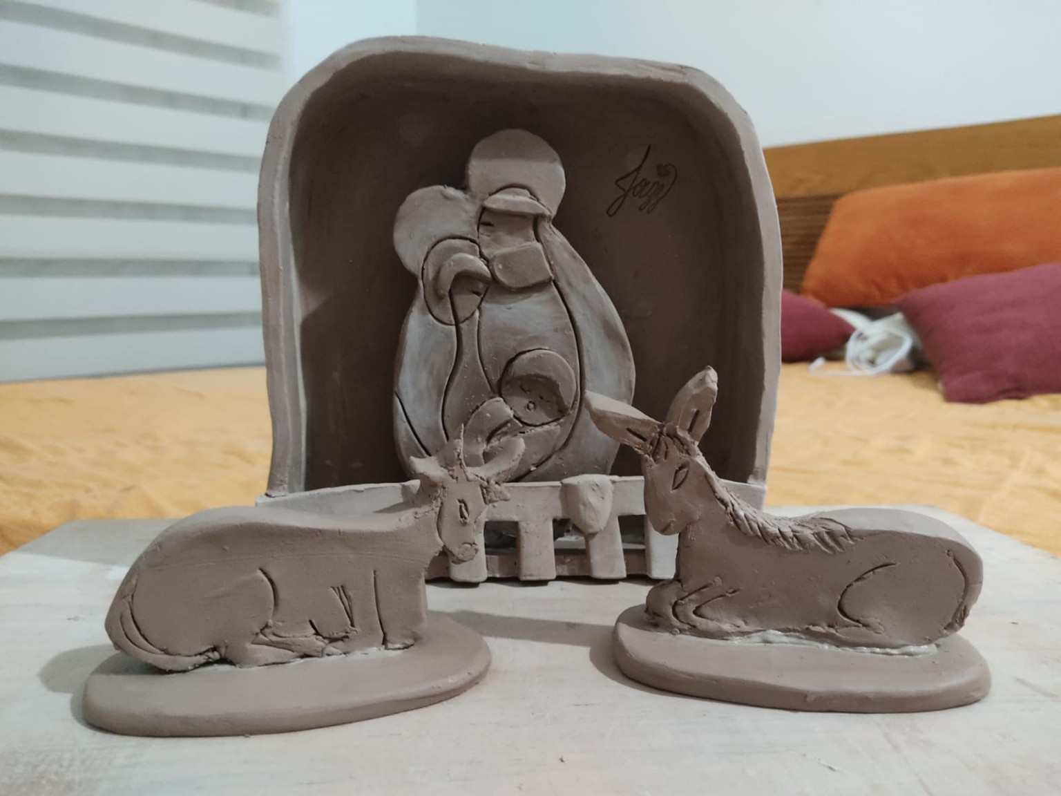 Composición inicial del pesebre con la Sagrada Familia, el buey, el burrito y la cerca.