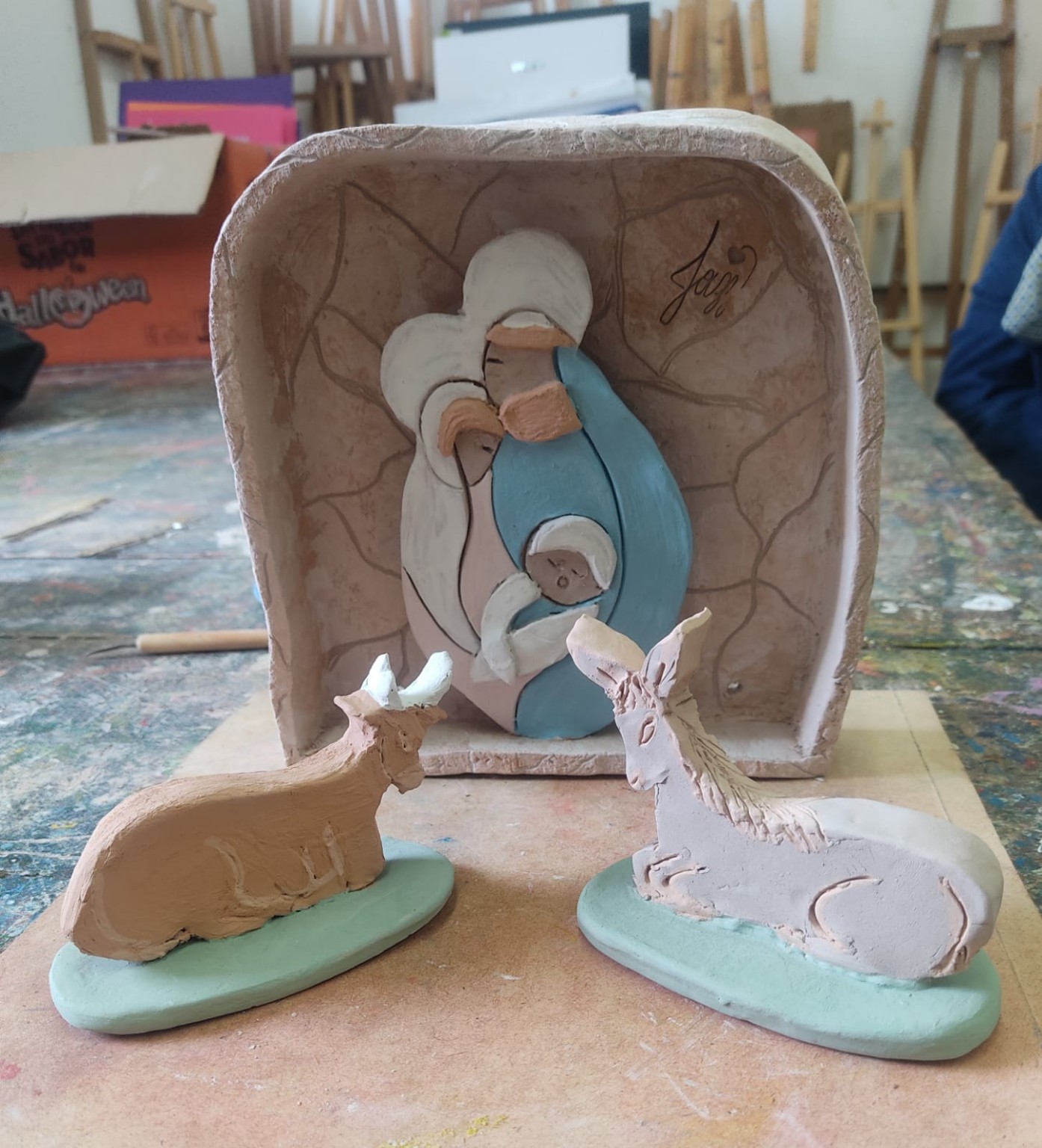 Proceso de aplicación de color a la Sagrada Familia y las figuras del pesebre.