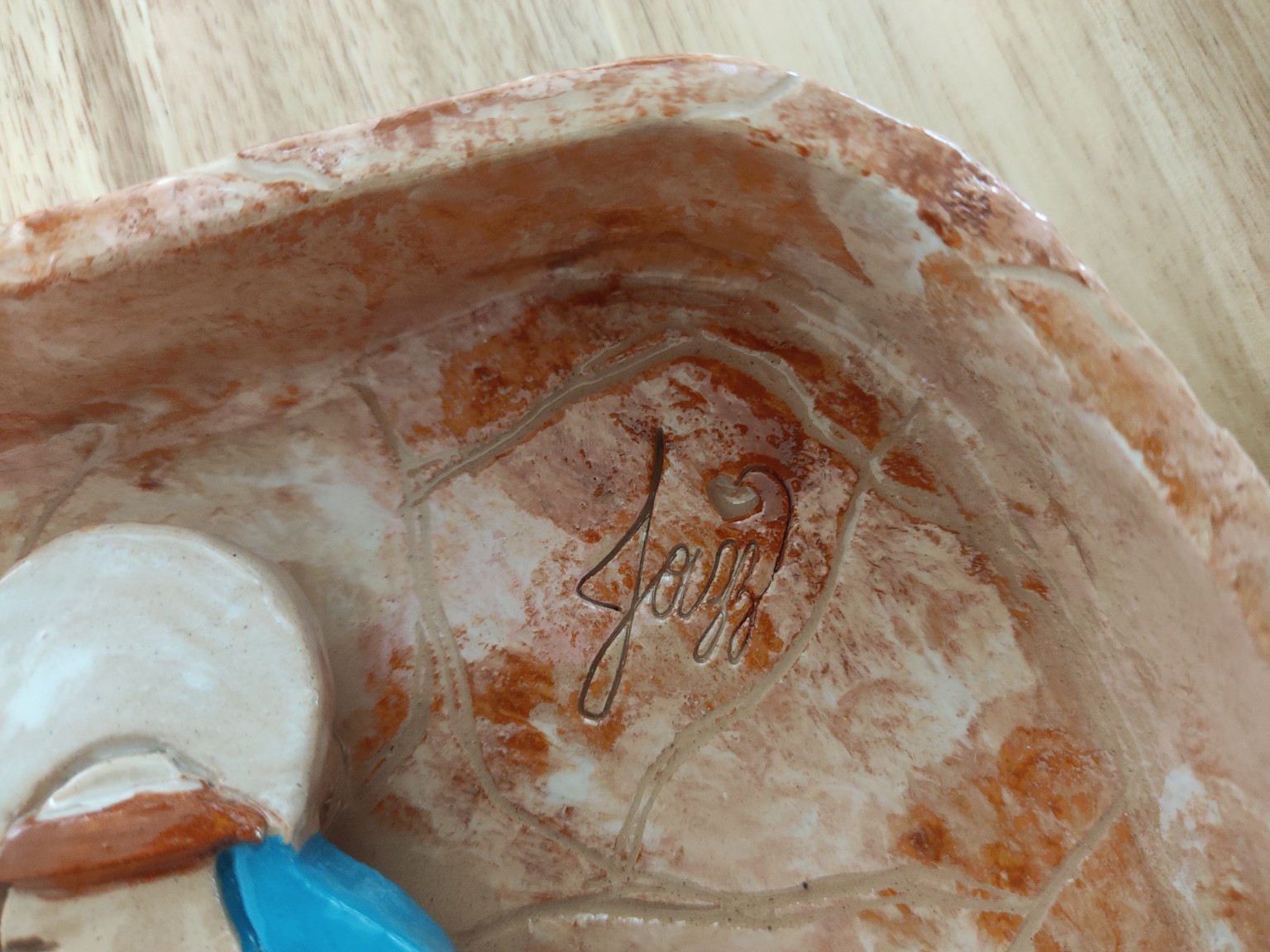 Detalle de la firma Jazz y del acabado interior imitación piedra.