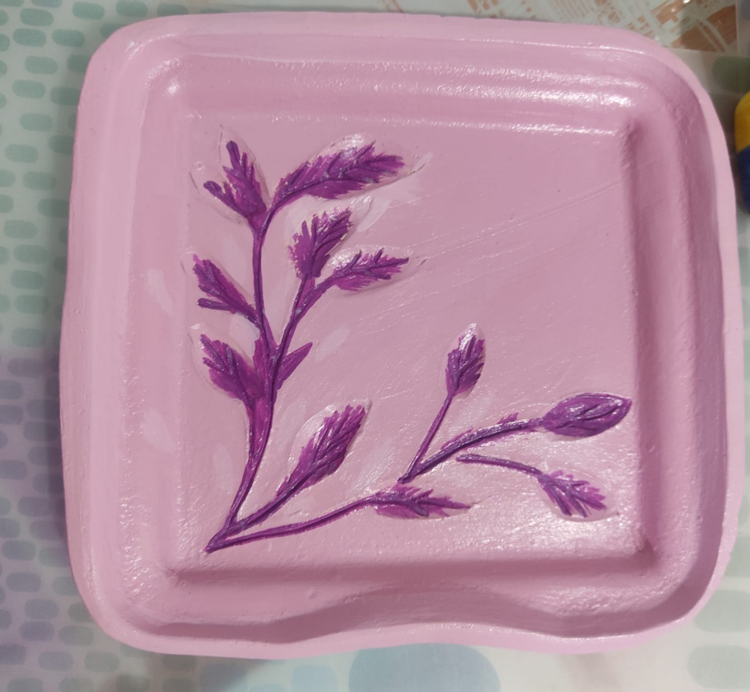 Plato terminado en tonos rosa y morado