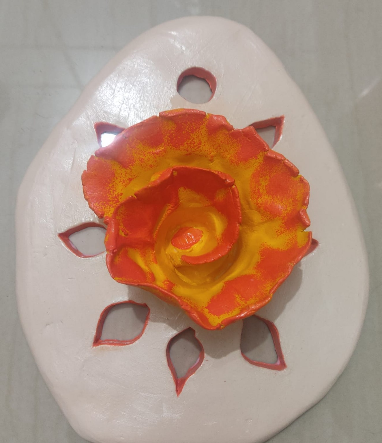 Placa terminada con una rosa en tonos cálidos