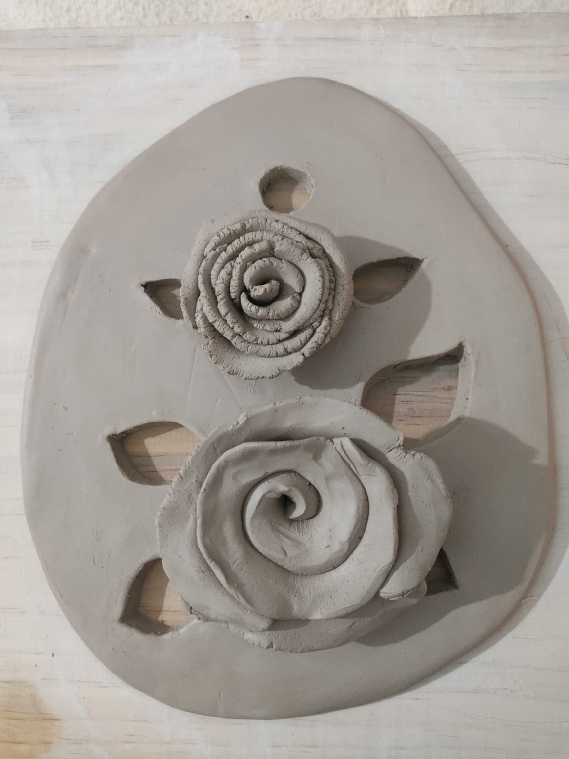 Placa con flores y calados antes de aplicar el color