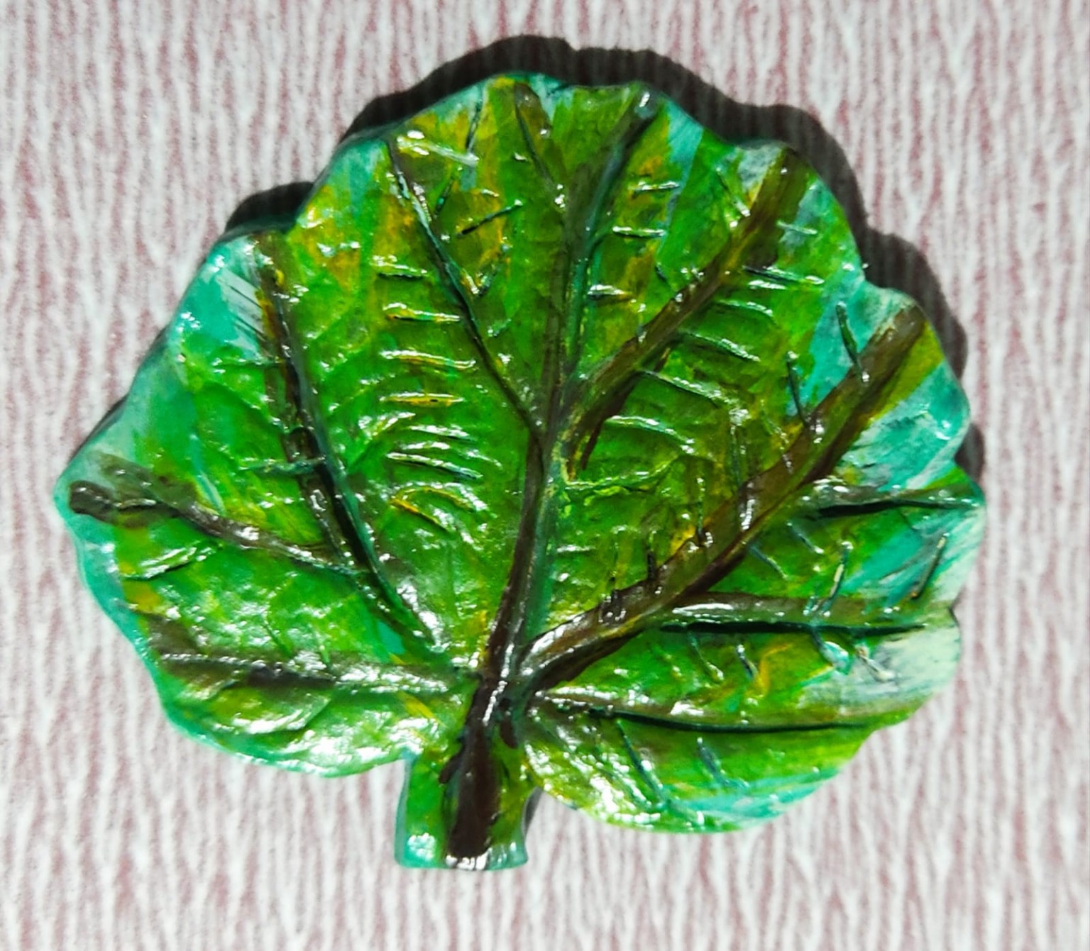 Imán de árbol modelado y pintado en tonos verdes