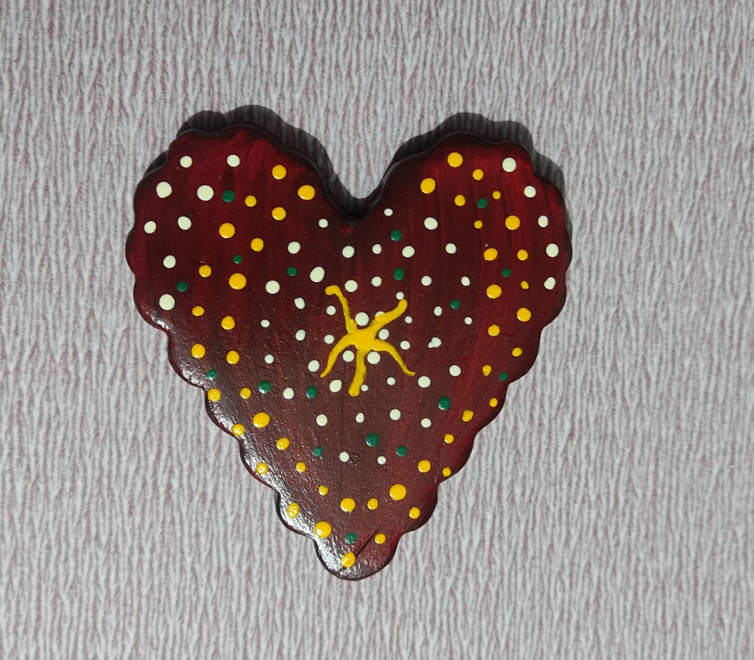 Imán de corazón decorado con puntos de colores