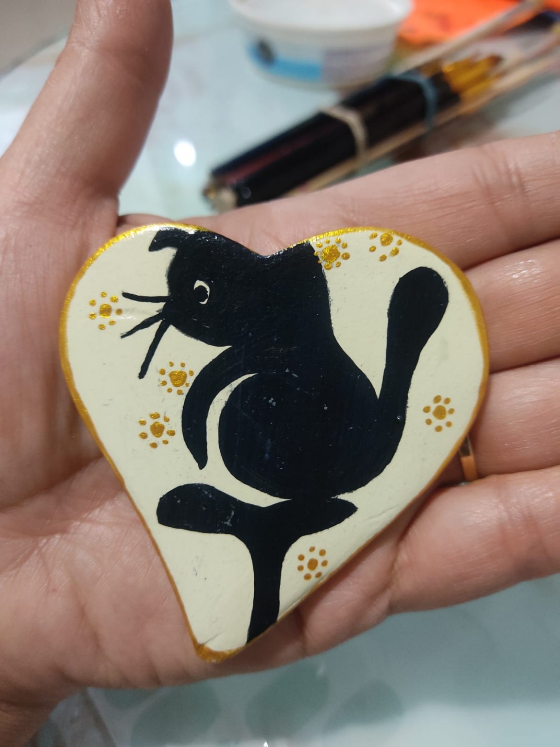 Detalle del imán en forma de corazón con gato