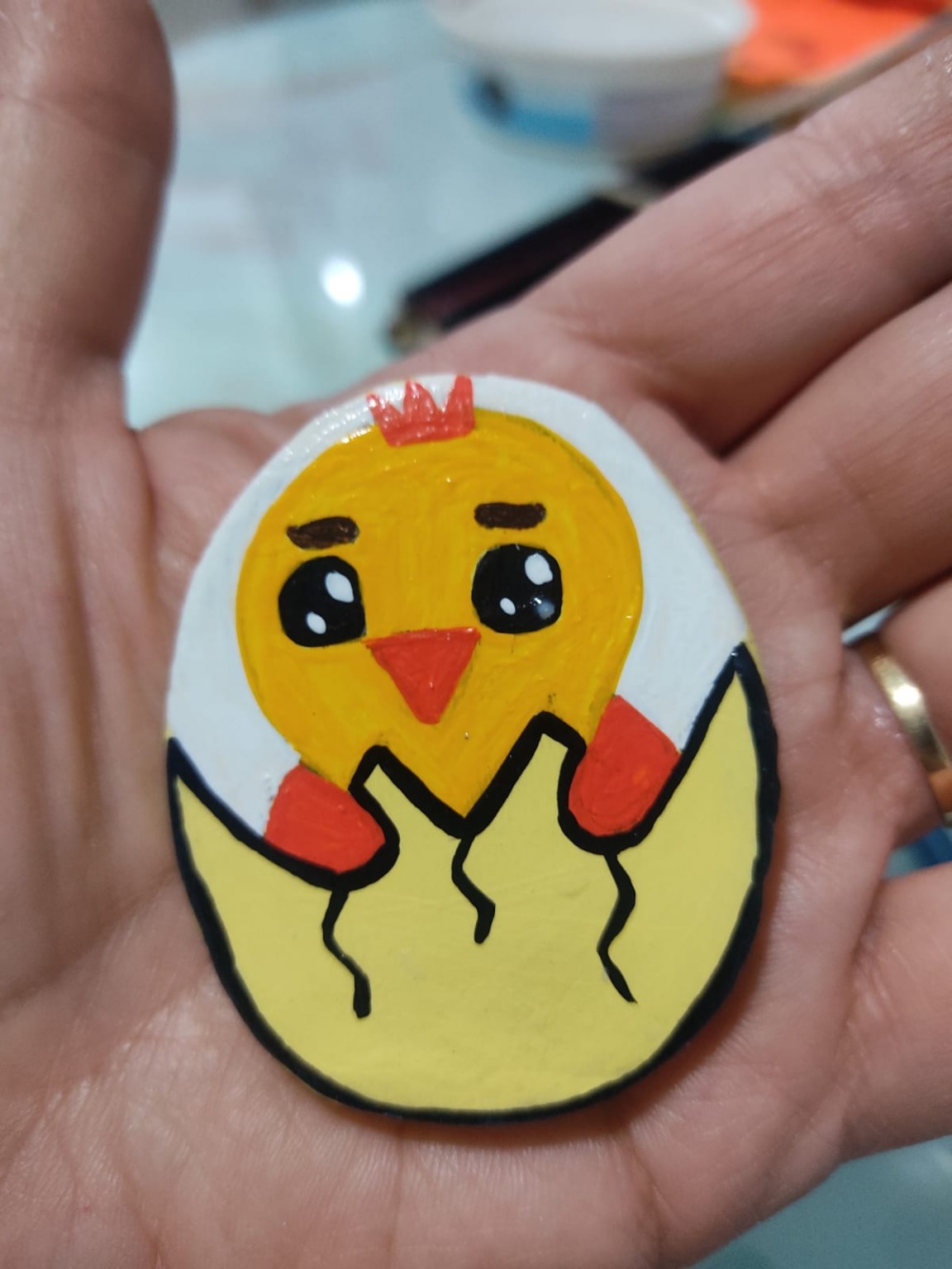 Imán de un pollito saliendo del cascarón