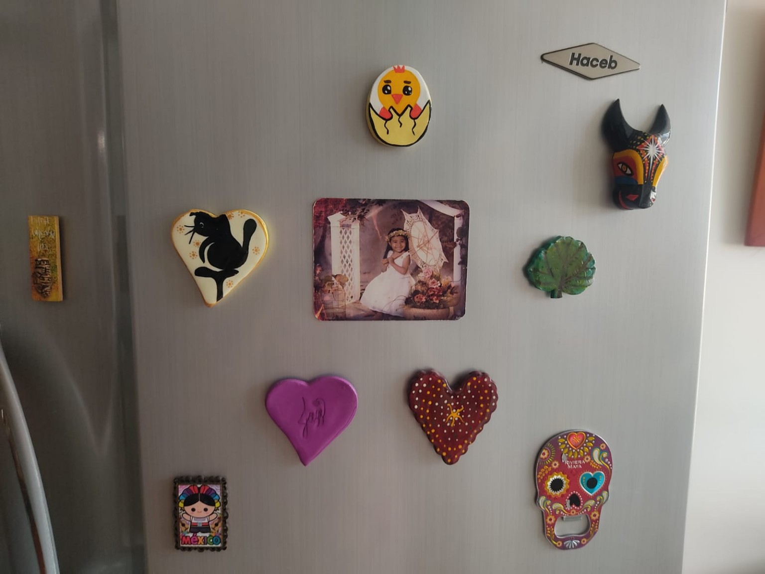 Colección de imanes de arcilla colocados en la nevera