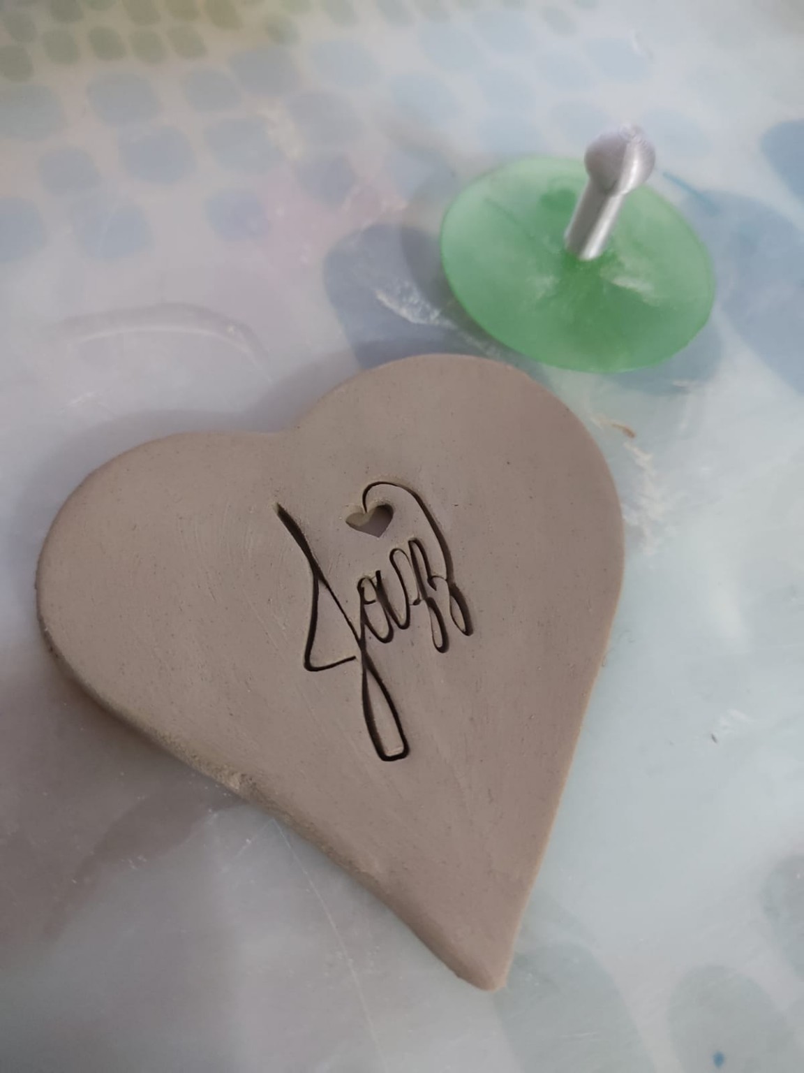 Pieza de arcilla en forma de corazón con el sello Jazz