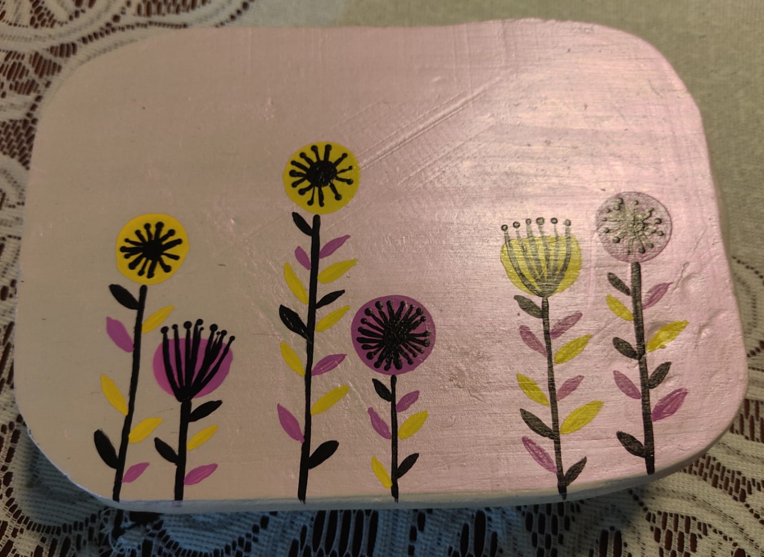 Detalle superior de la tapa del Joyero sinigual con flores