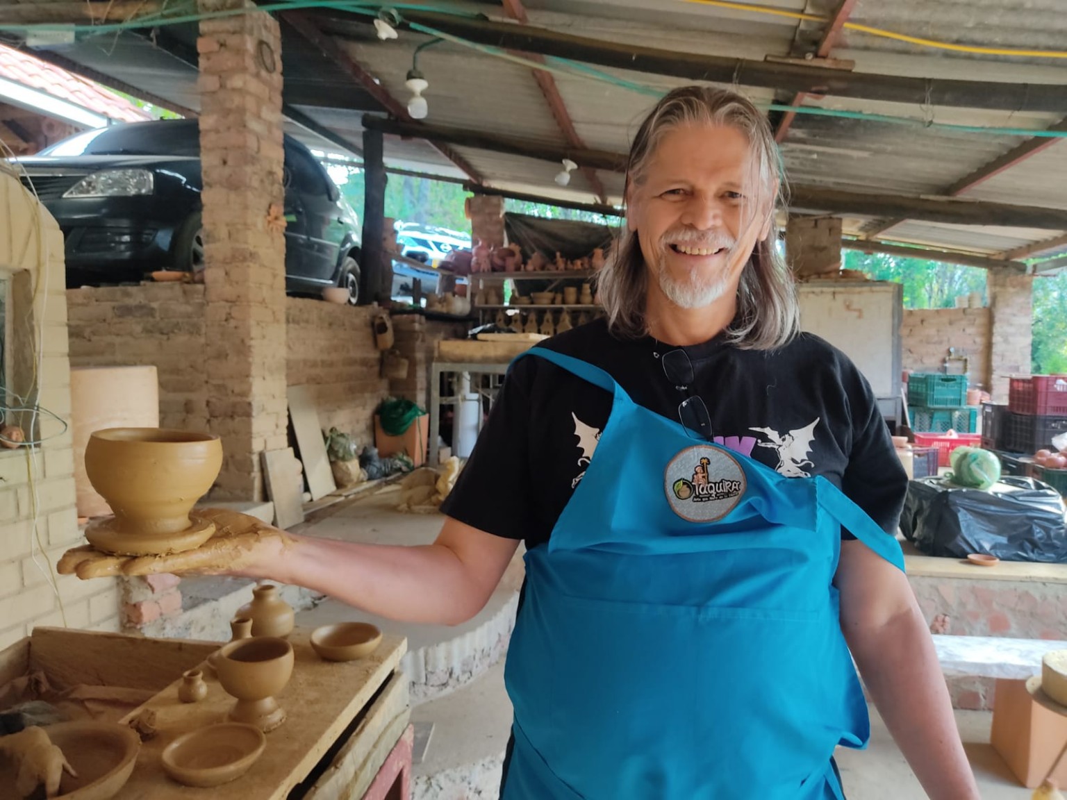 Práctica con arcilla amarilla en el torno de Taquira