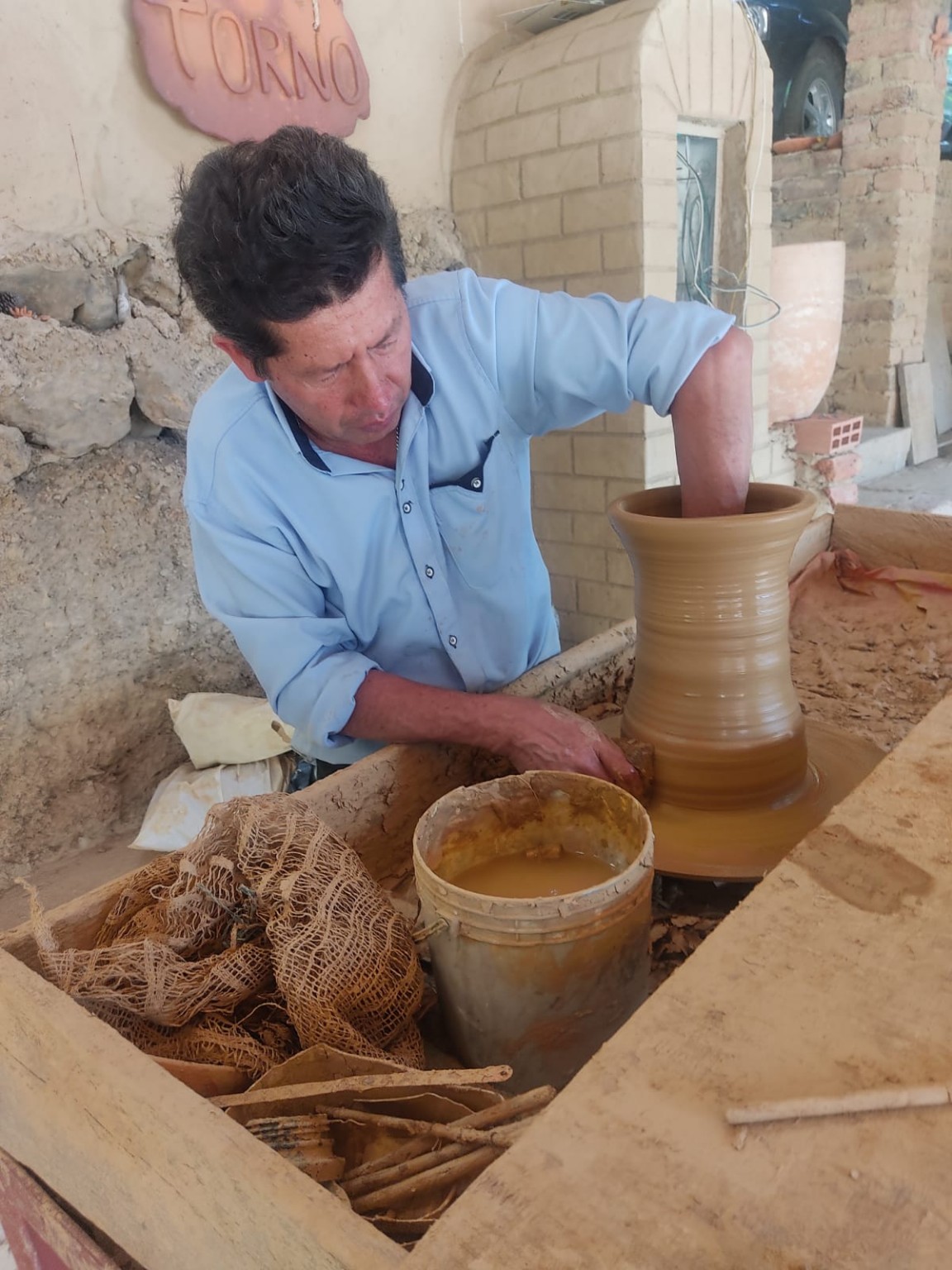 Artesano de Taquira trabajando en el torno