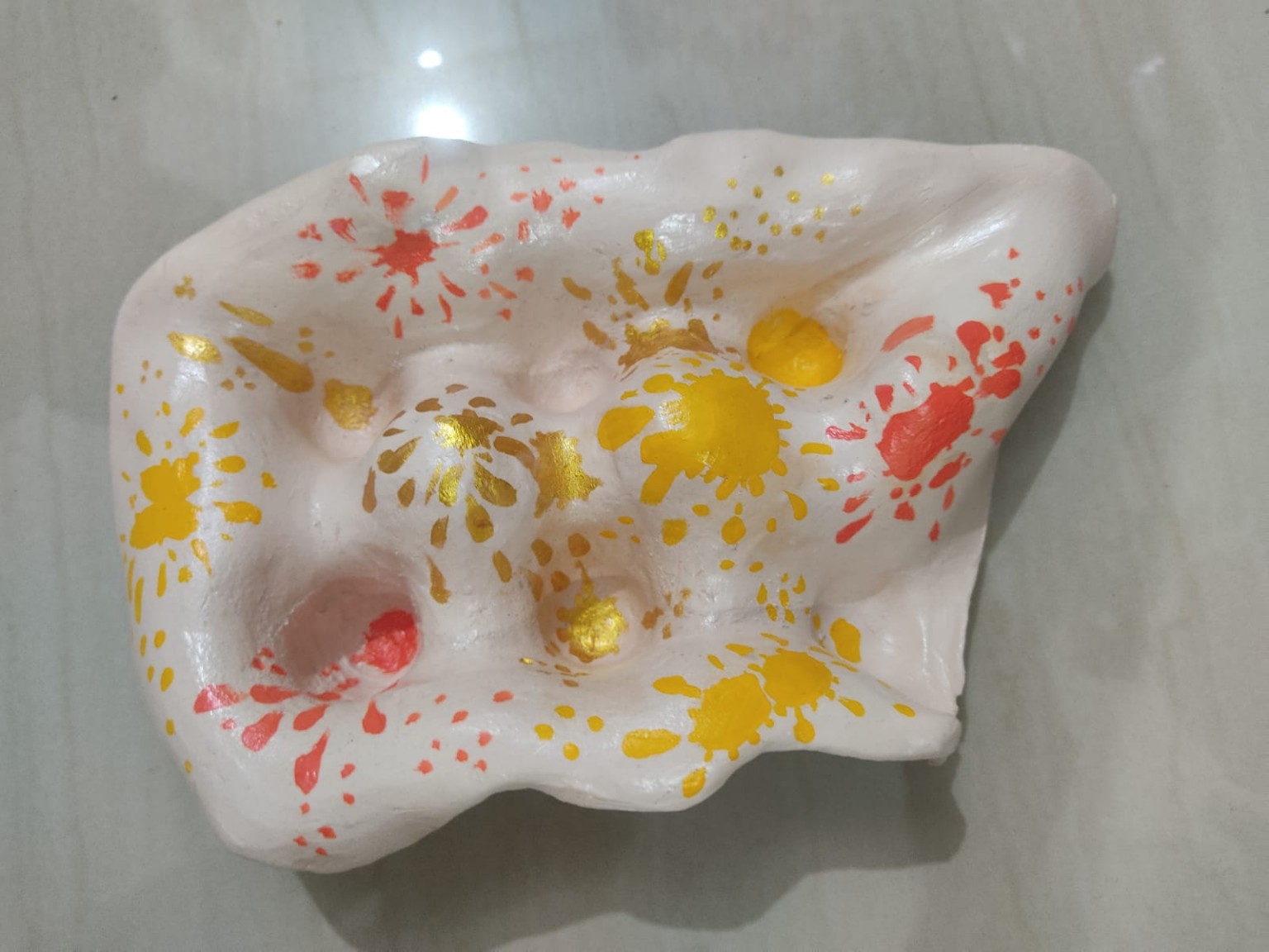 Segunda vista de la huevera de fondo claro decorada con manchas de colores