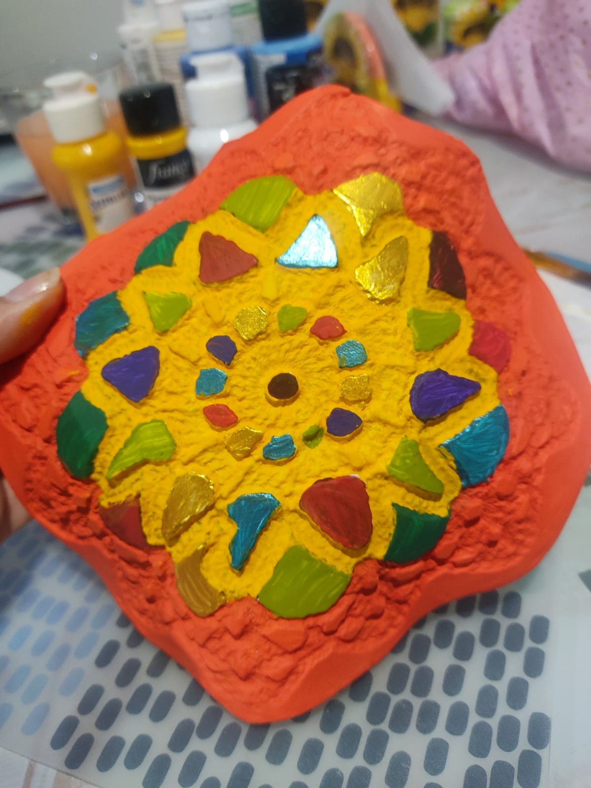 Cara texturizada del plato terminada con colores vivos