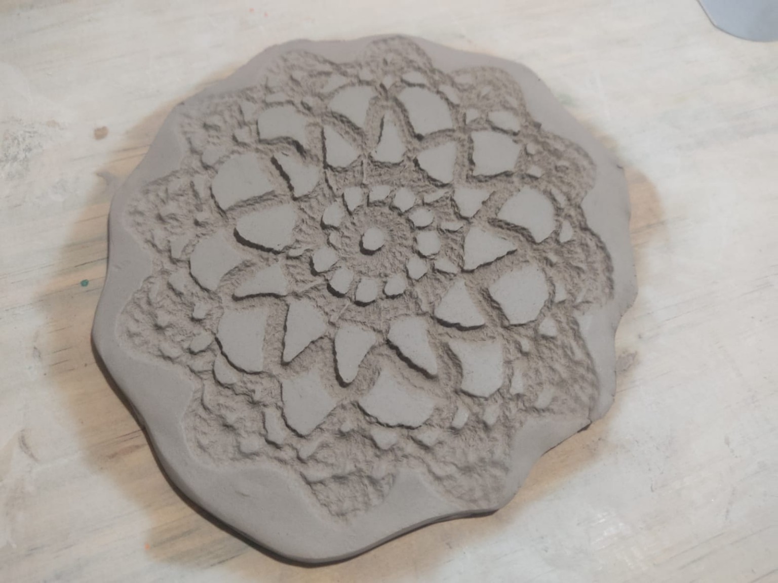 Proceso inicial de la textura marcada con una carpeta tejida sobre la arcilla