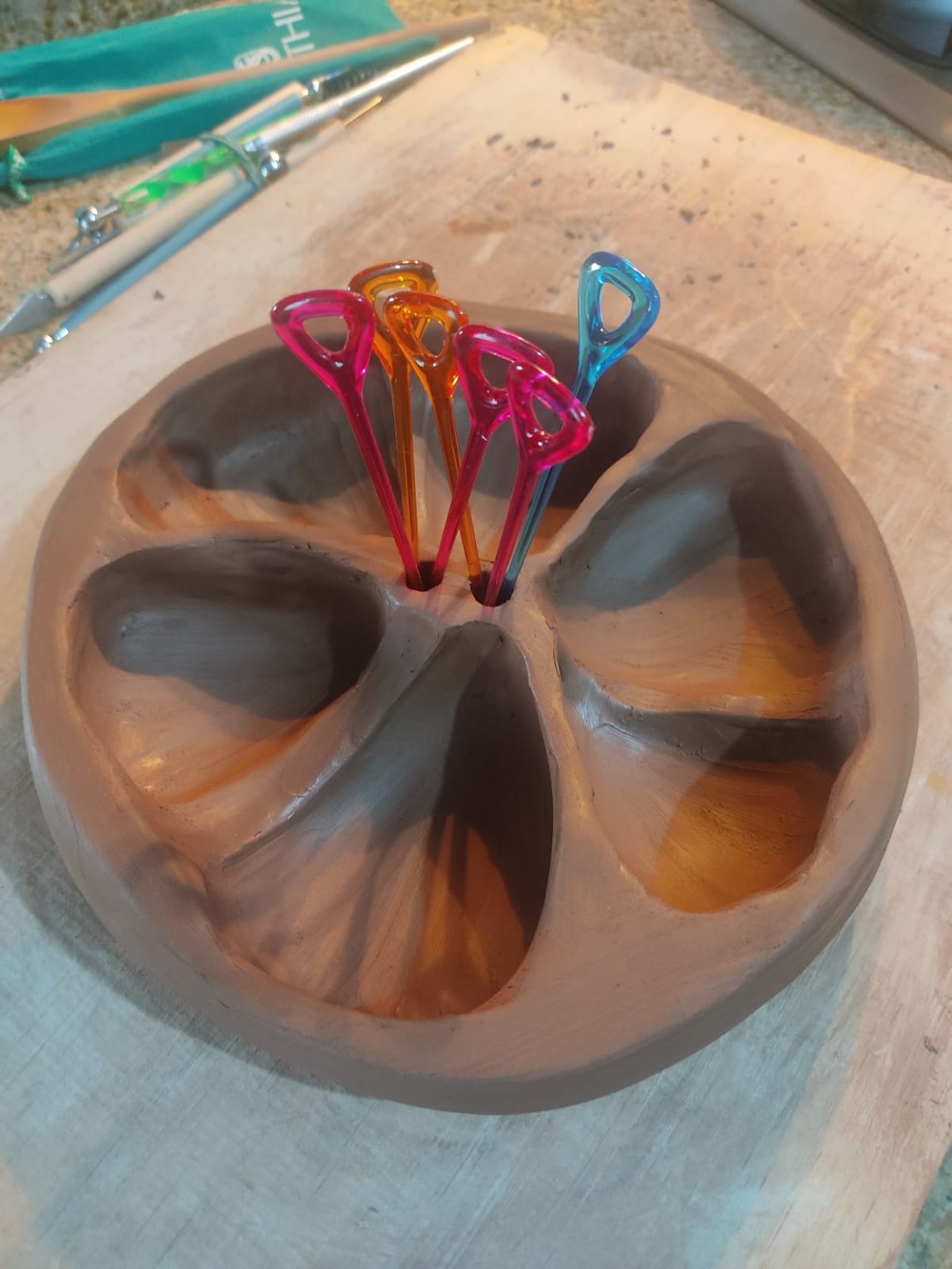 Pieza en proceso con palillos de colores